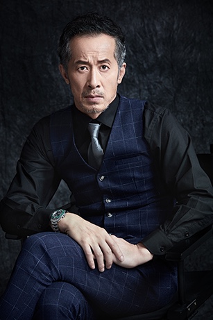 老戏骨过齐鸣西服写真曝光 眼神深邃气质沉稳