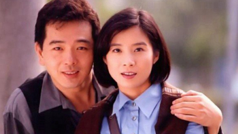 而前任妻子也是一位女艺人1987年跟黄文豪,甄秀珍,陈美凤等演员到