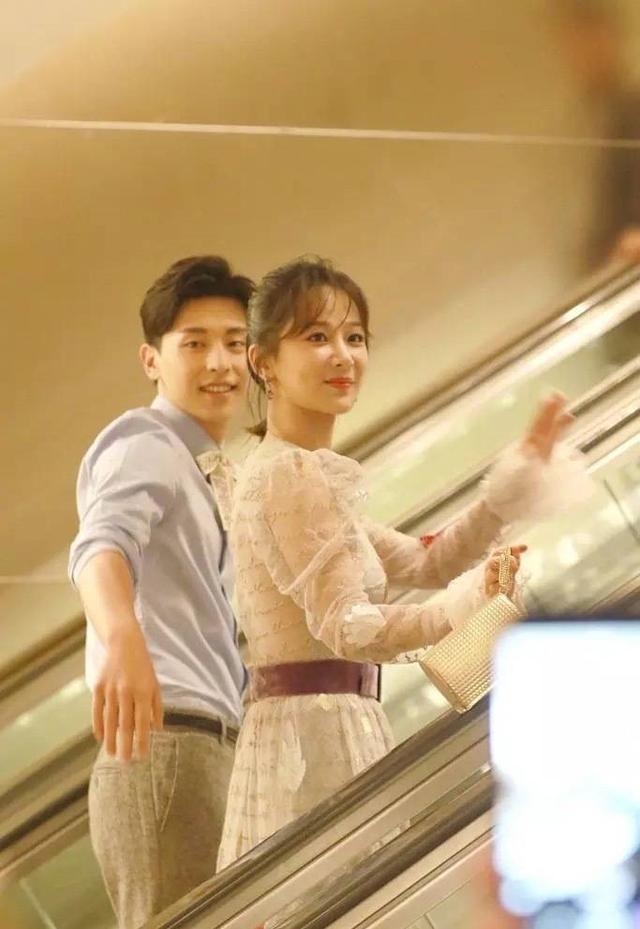 邓伦杨紫再续新剧,活动出席时手指紧扣,网友:真秀