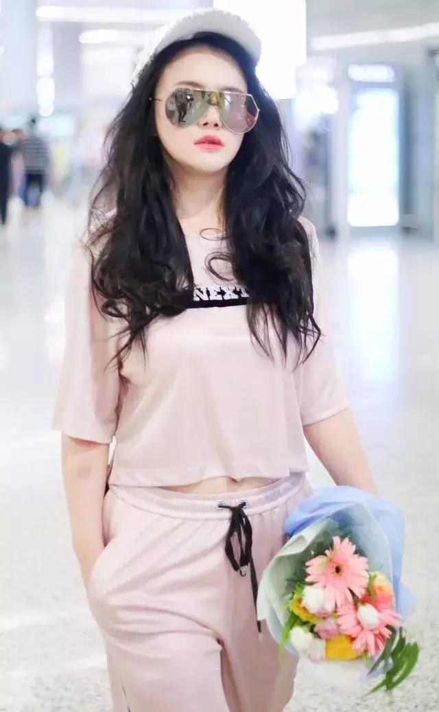 冉莹颖为了增高,将裤子提到胸口了,可坐下来就暴露了缺点!