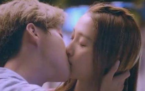 鹿晗和关晓彤拍吻戏, 两人吻了30秒, 网友: 真情侣就是厉害!