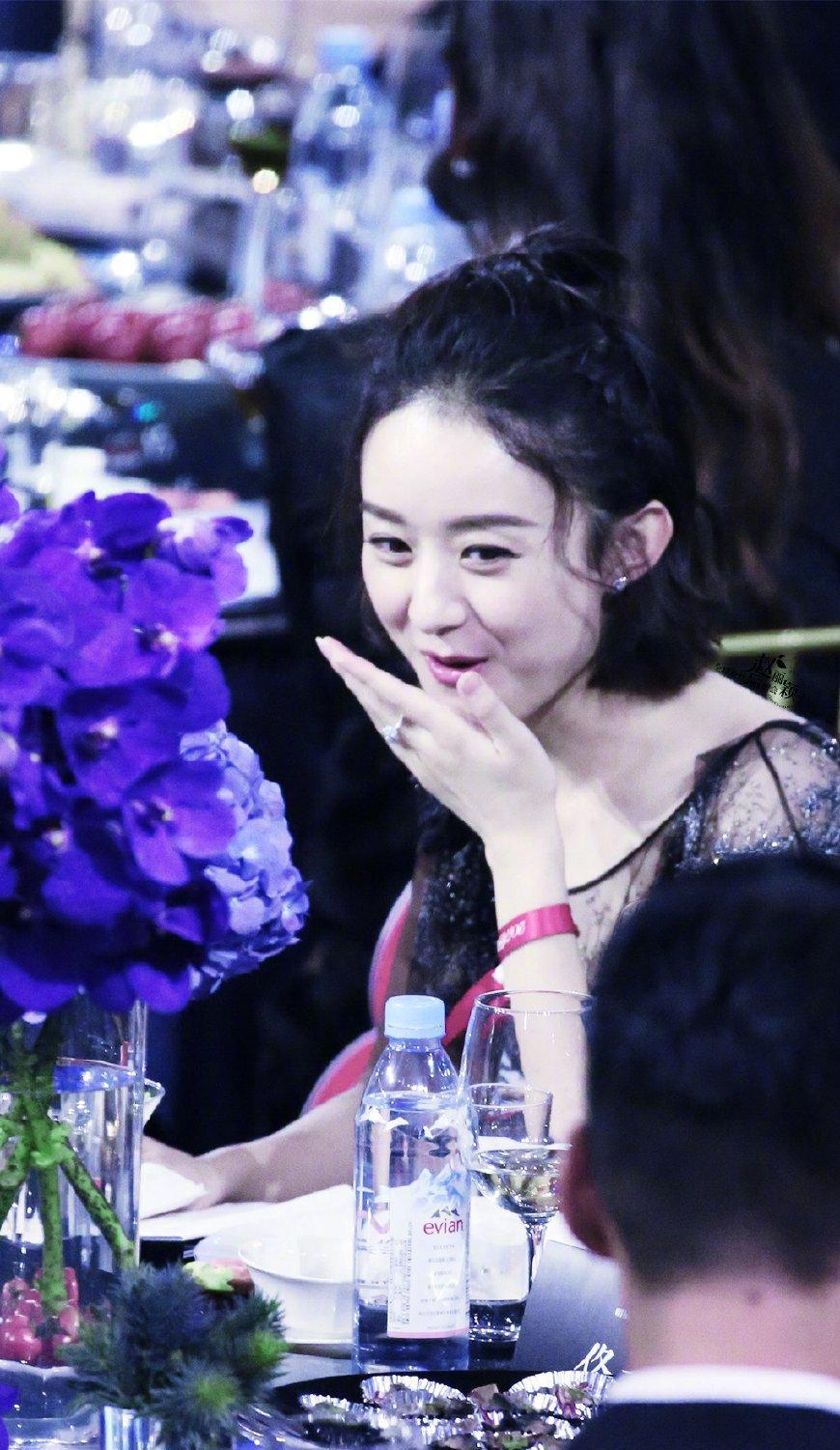芭莎慈善夜: 赵丽颖小细节尽显人品 传言轧戏新剧照憔悴?