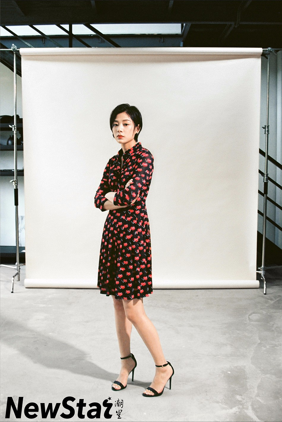 王真儿杂志大片曝光 冷艳有型气质撩人