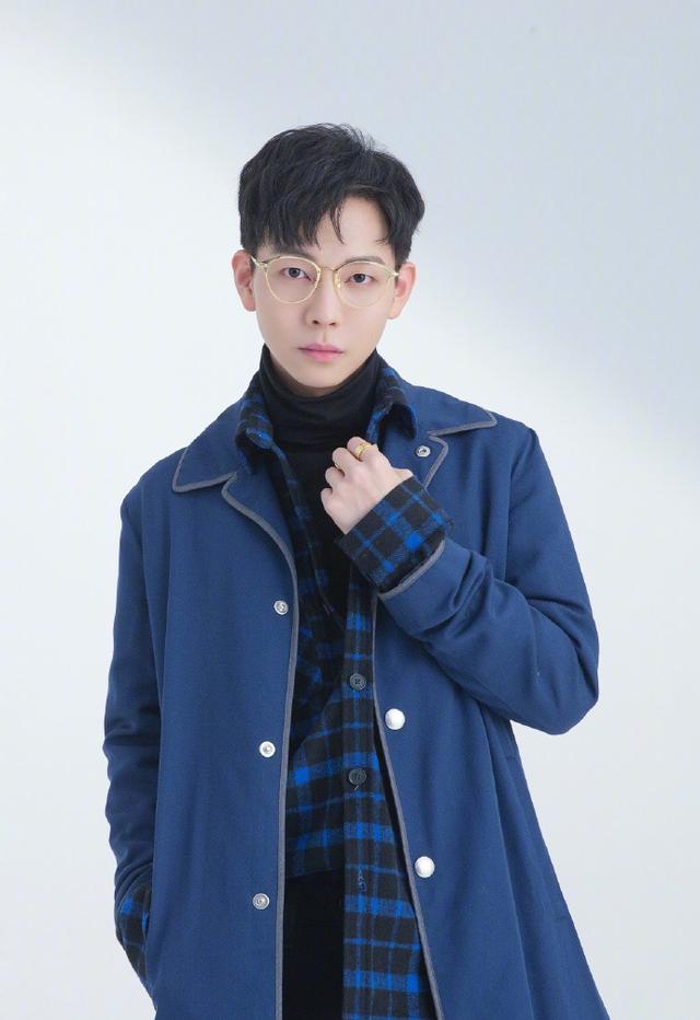 胡夏在现身机场时,就带着黑色的发带和黑色的口罩