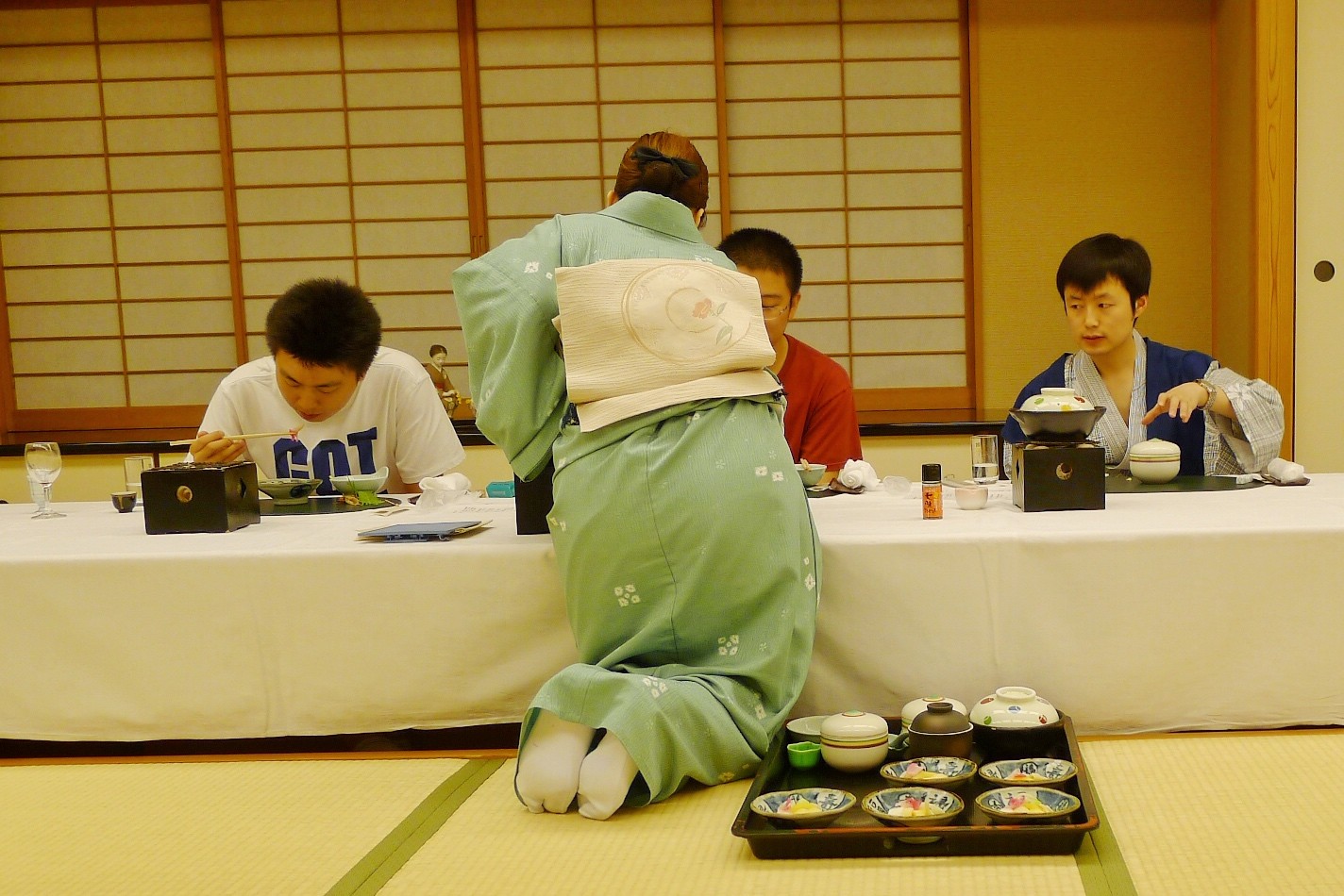 亲历日本餐厅的跪式服务:客人点菜久了静静地跪着