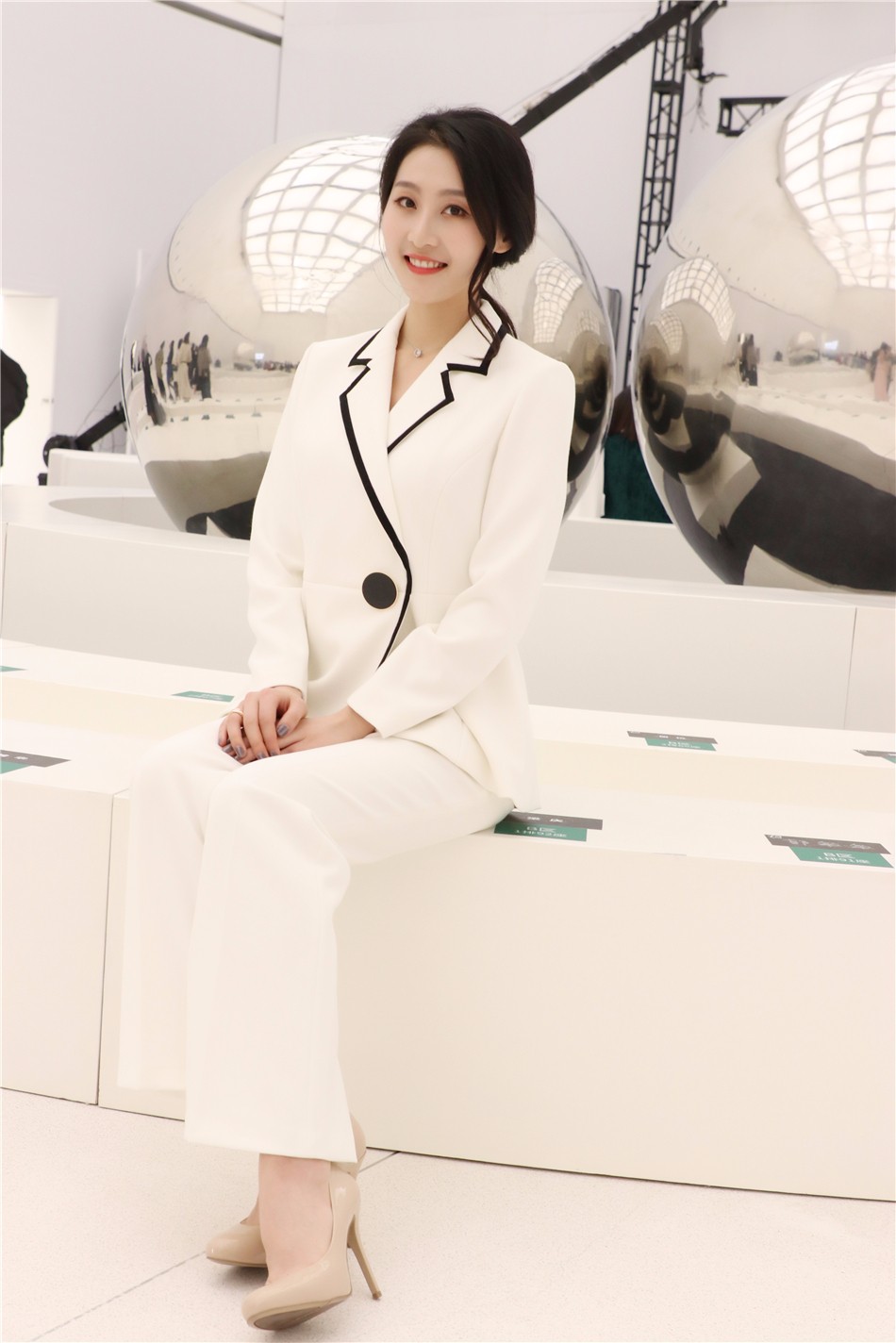钱璇亮相时装周 简约大方知性优雅