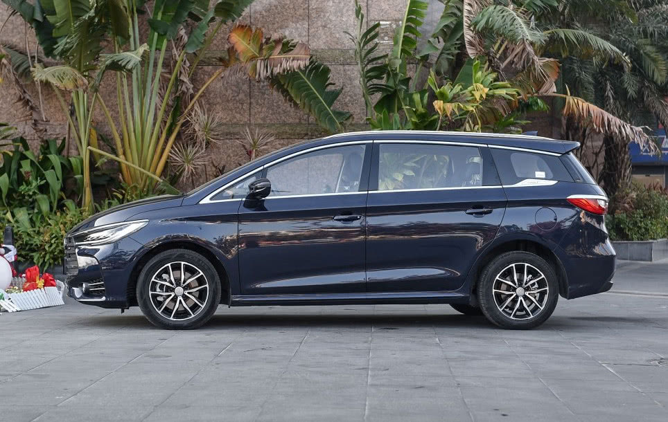 比亚迪最新产品宋max6座版激情上市