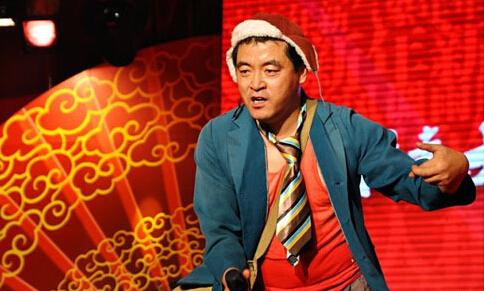 他曾拒绝赵本山,却最后拜潘长江为师,如今47岁女儿都比他红