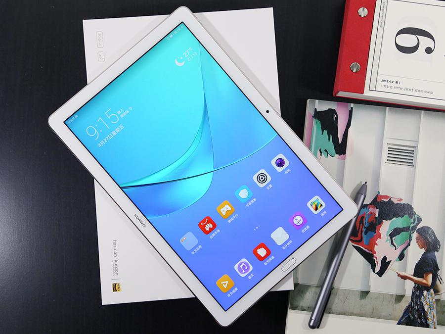 和妈妈一起追剧,用华为平板m5共享欢乐时光