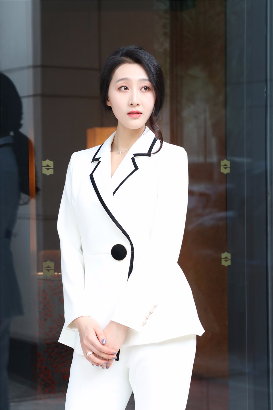 钱璇亮相时装周 简约大方知性优雅