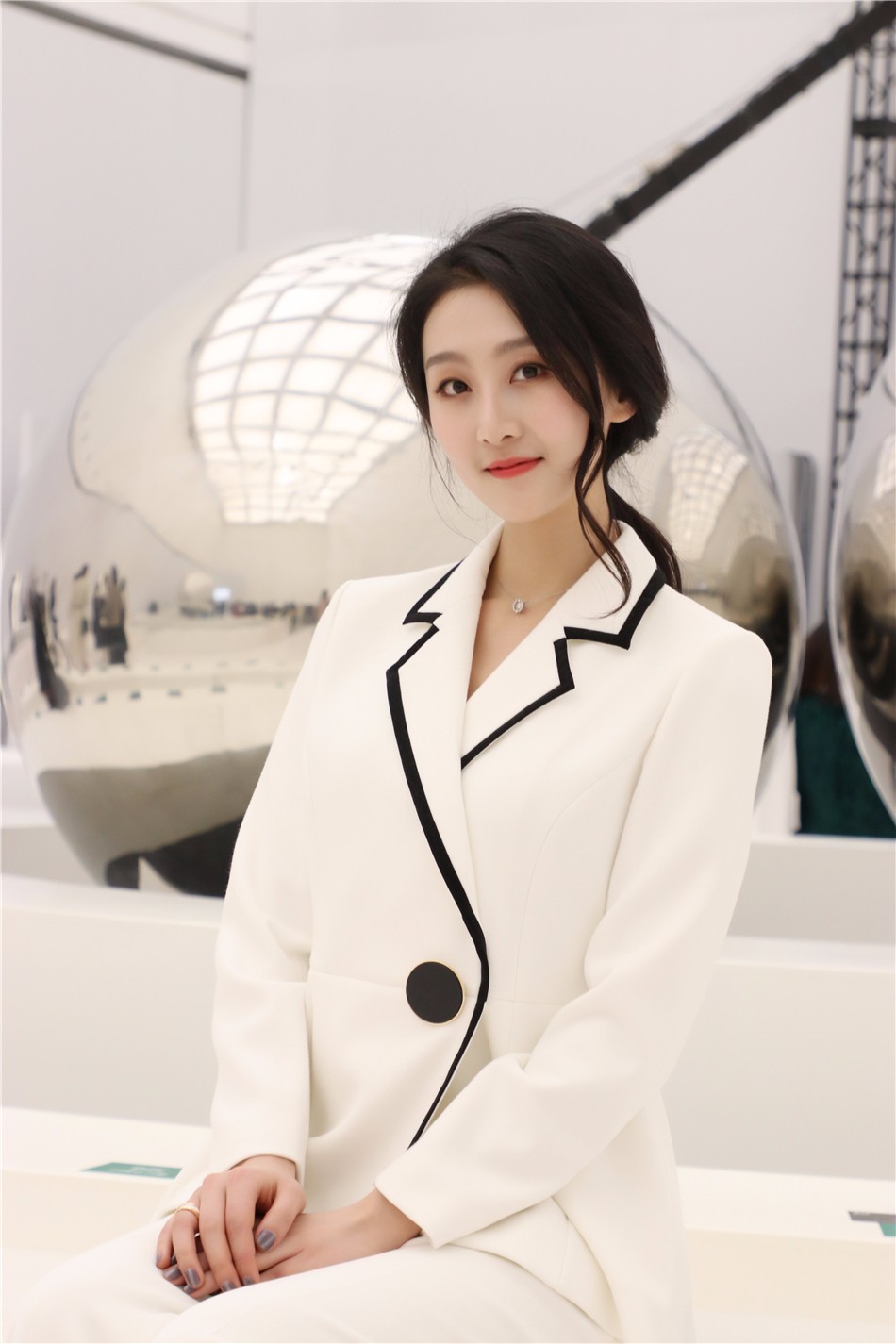 钱璇亮相时装周 简约大方知性优雅