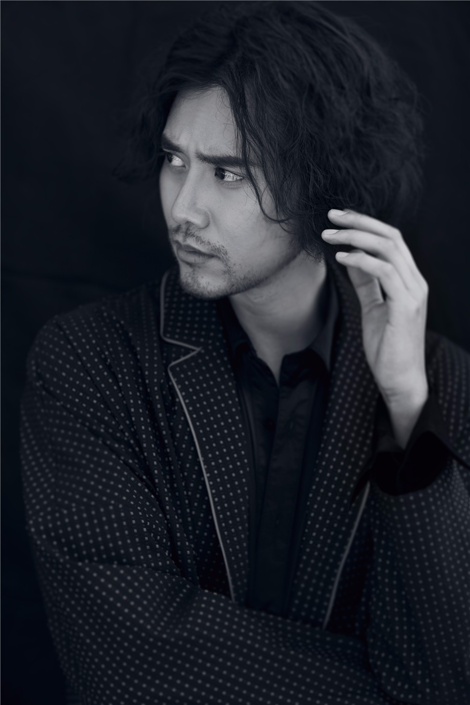 蔡珩曝时尚大片 绅士内敛眼神撩人