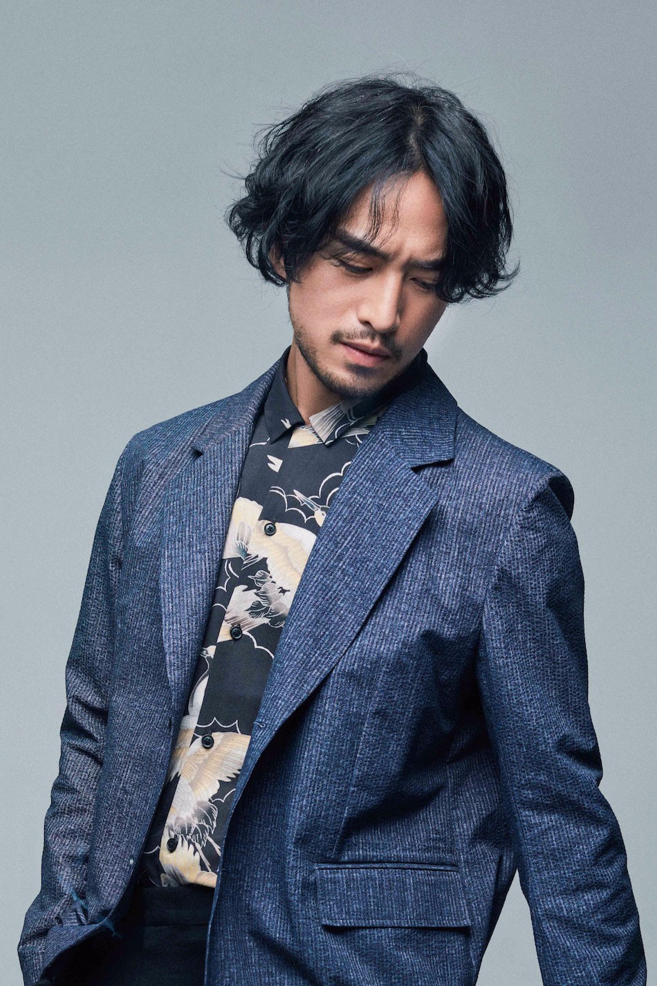 张晓晨时尚大片 谱写"轻熟男"的春日诗意_新浪看点