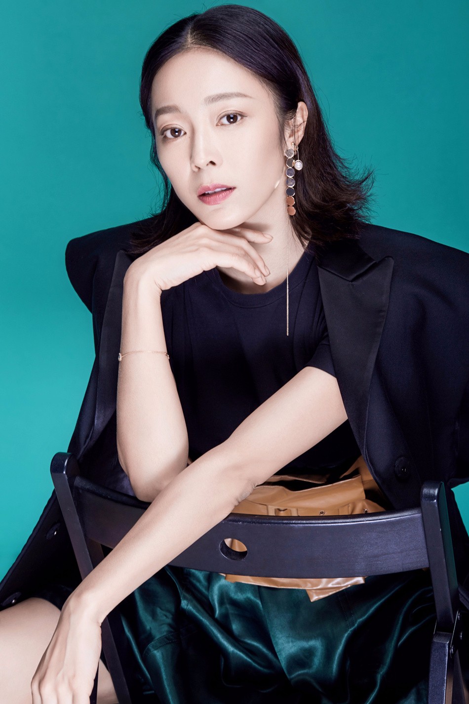 刘冰玥解锁时尚新造型 俏皮御姐范了解一下_新浪看点