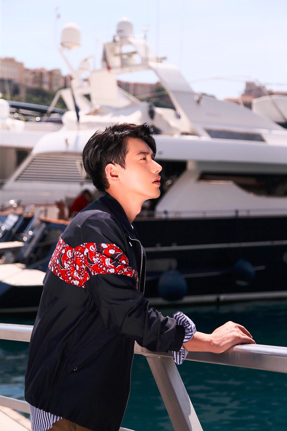 吴建飞率性不羁现身戛纳街头丹凤眼性感撩人显潮男本色