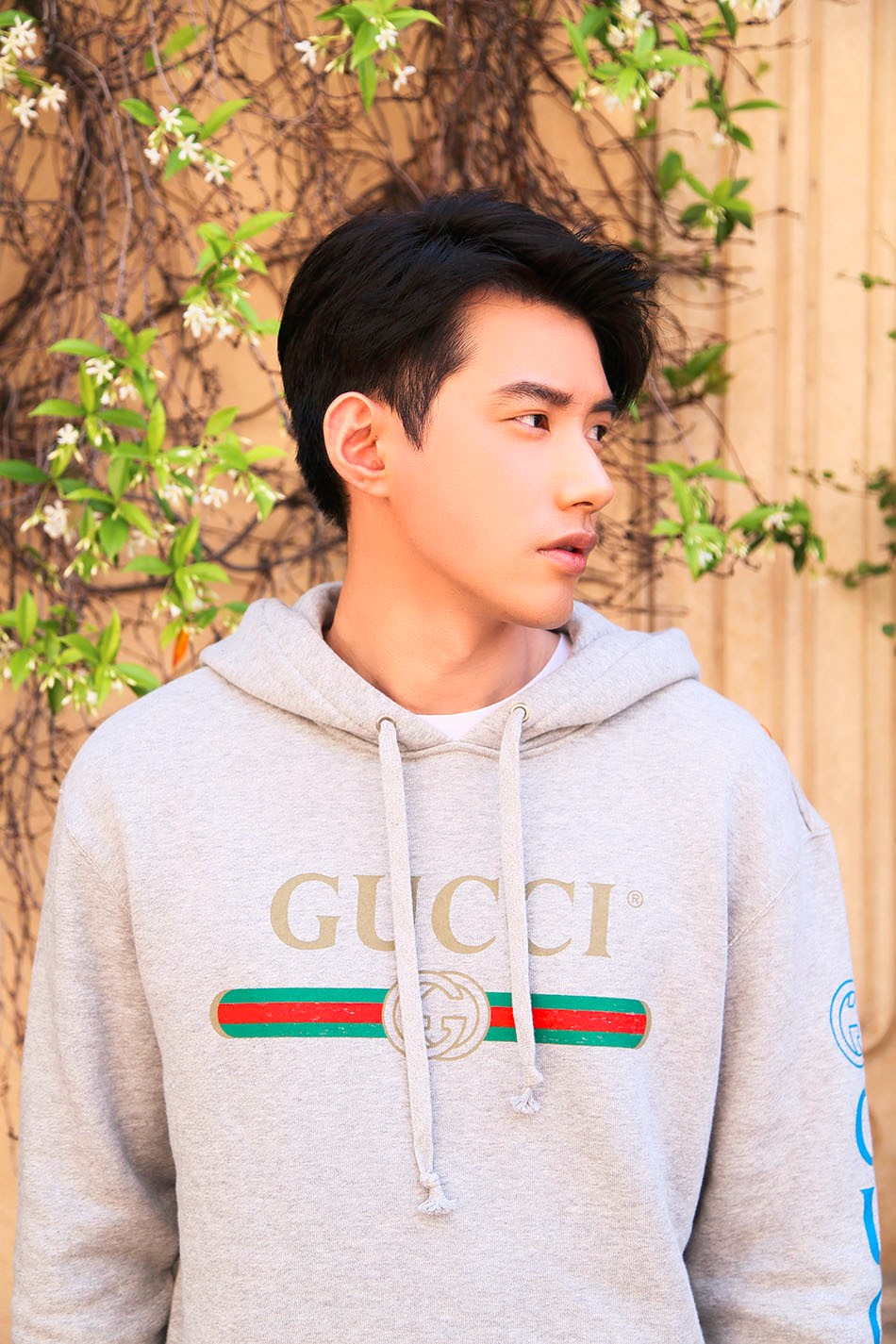 吴建飞率性不羁现身戛纳街头丹凤眼性感撩人显潮男本色