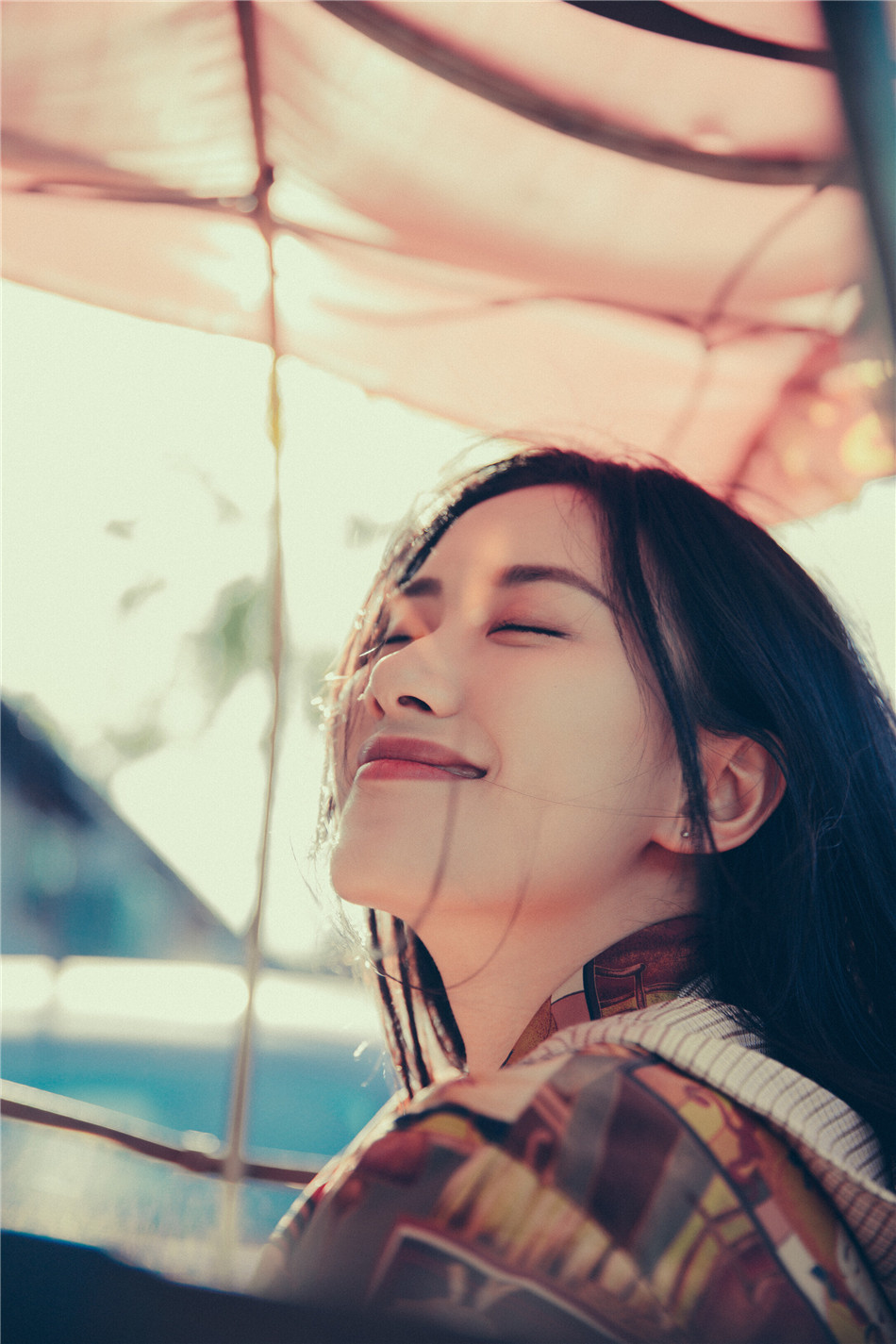 邝晓彤曝时尚复古写真 率真明媚潇洒肆意