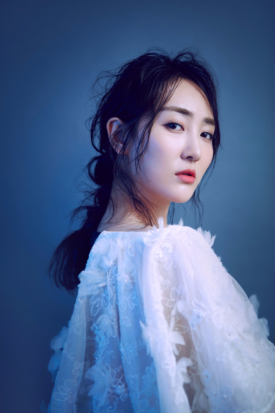 高姝瑶白裙亮相秀傲人曲线