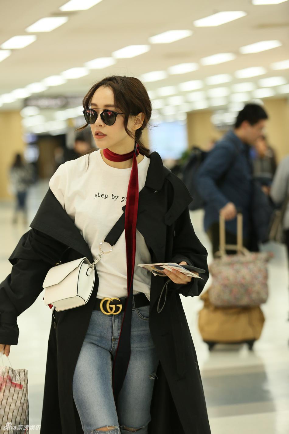 黄一琳街拍青春无敌 机场造型新潮又酷感_新浪看点