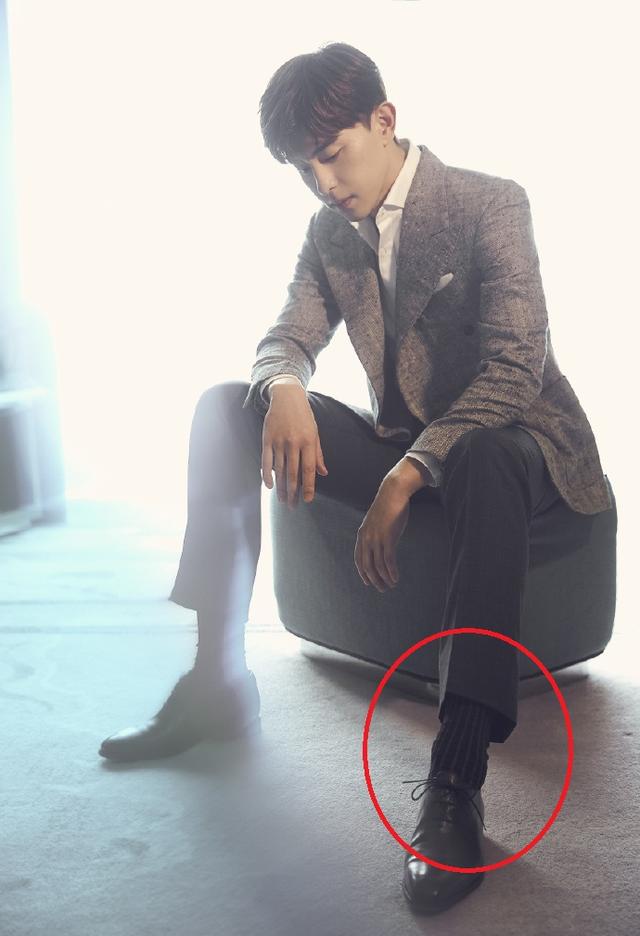 邓伦西装衬衫变"型男",坐下来却逼疯强迫症:耍帅要注意细节