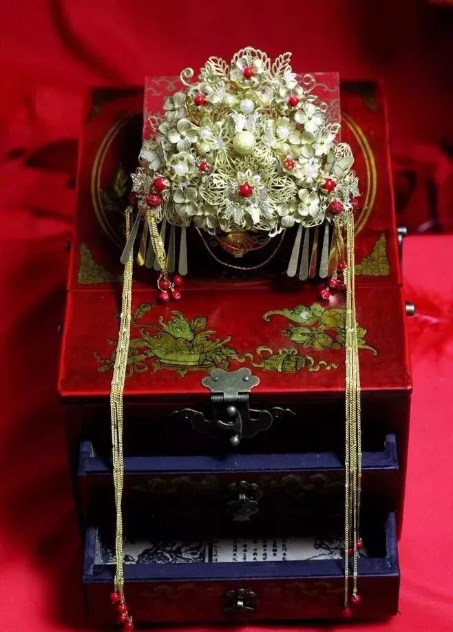 中国最美的衣服,不是旗袍,而是嫁衣|嫁衣|虫|凤冠_新浪新闻