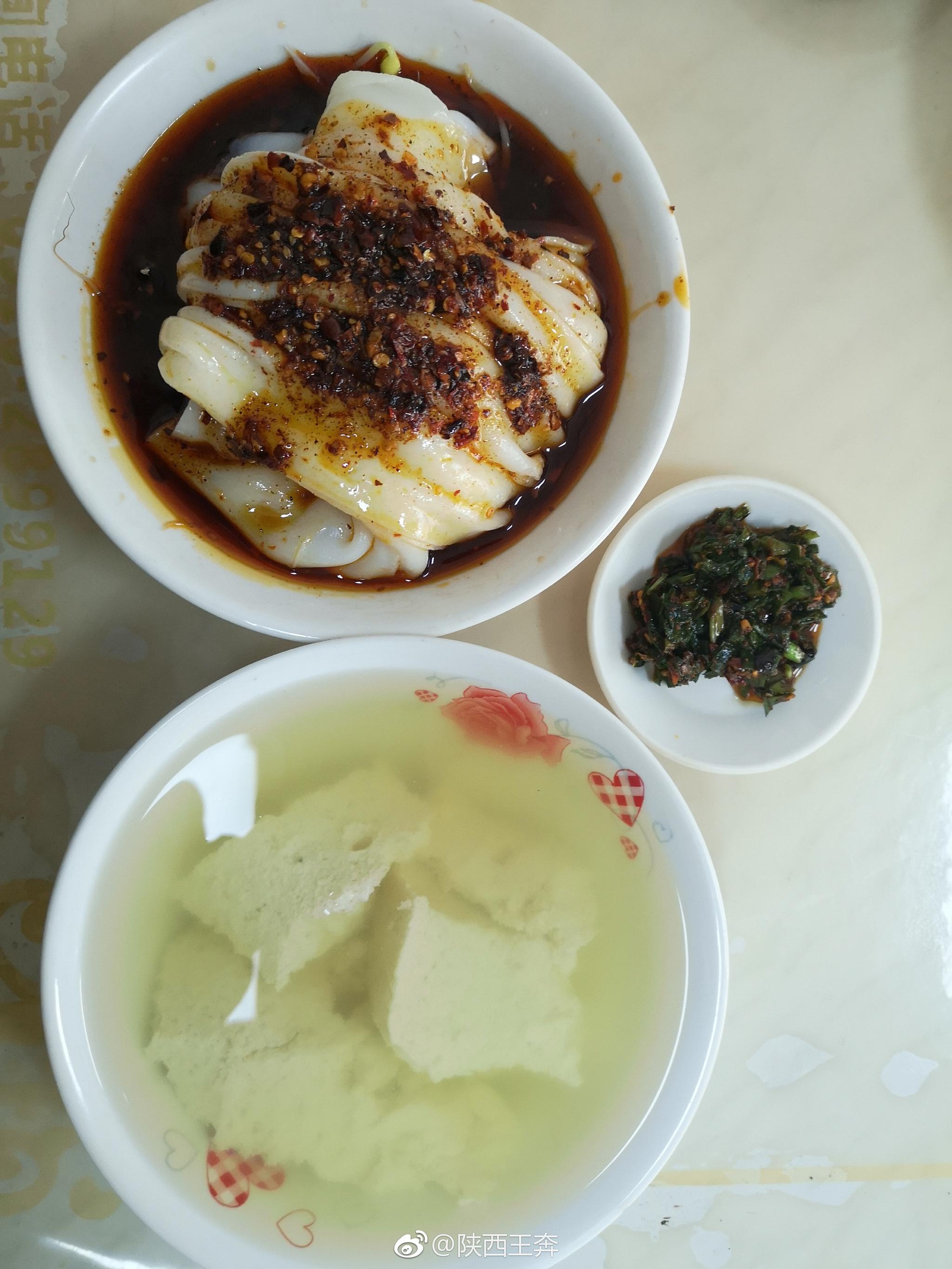 在汉中,什么最幸福,那就是咥一碗热米皮,喝一碗菜豆腐,舒服