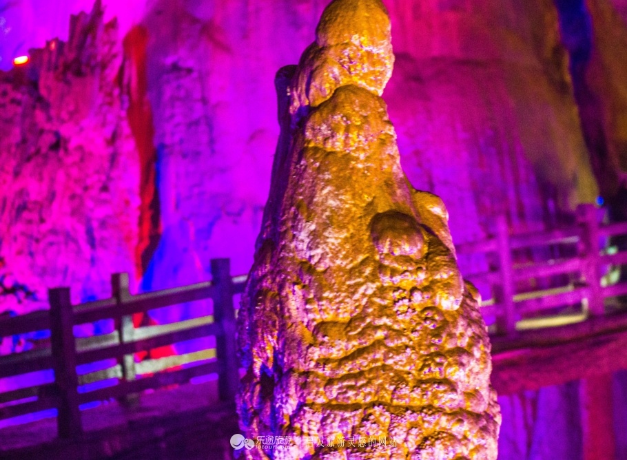 石笋丛生,石幔高挂,石柱巍峨,石帘低垂,石瀑飞流,还有幽深的地下河,从