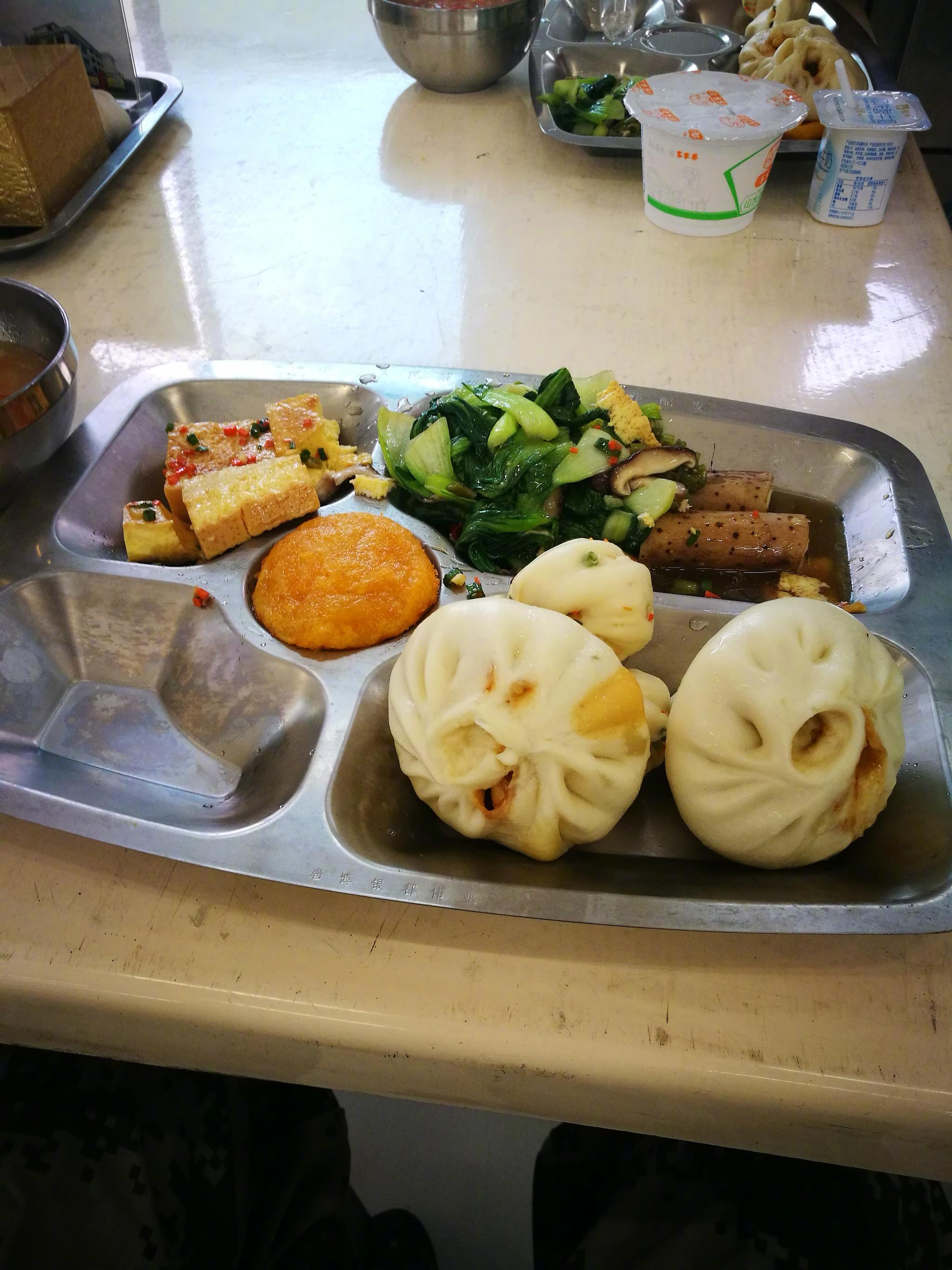 硬骨头六连的丰富早餐,有山药,玉米,小花卷,肉包子