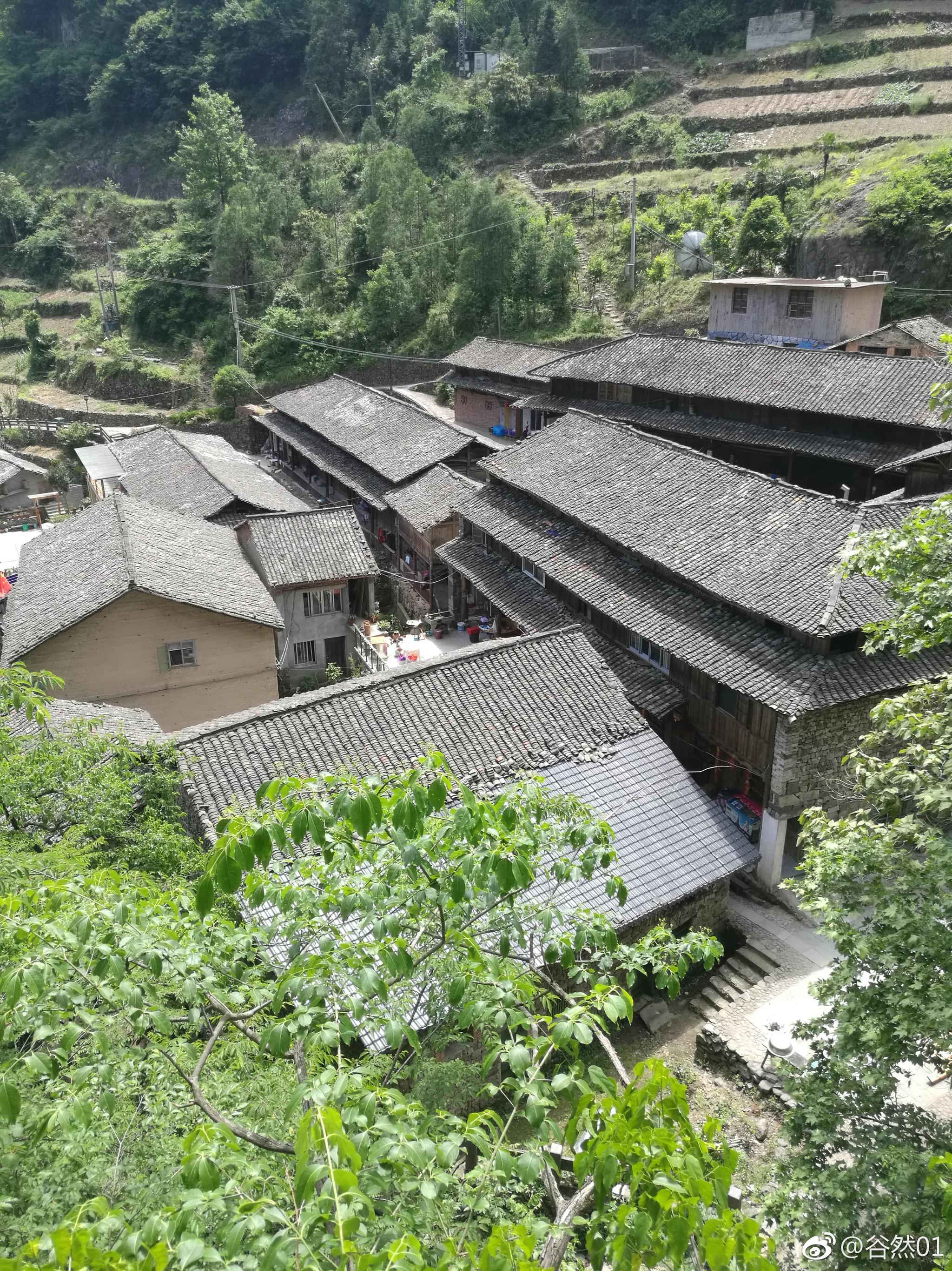 见到乡村老式砖瓦房,觉得稀奇停了下来,围着房子观看多时