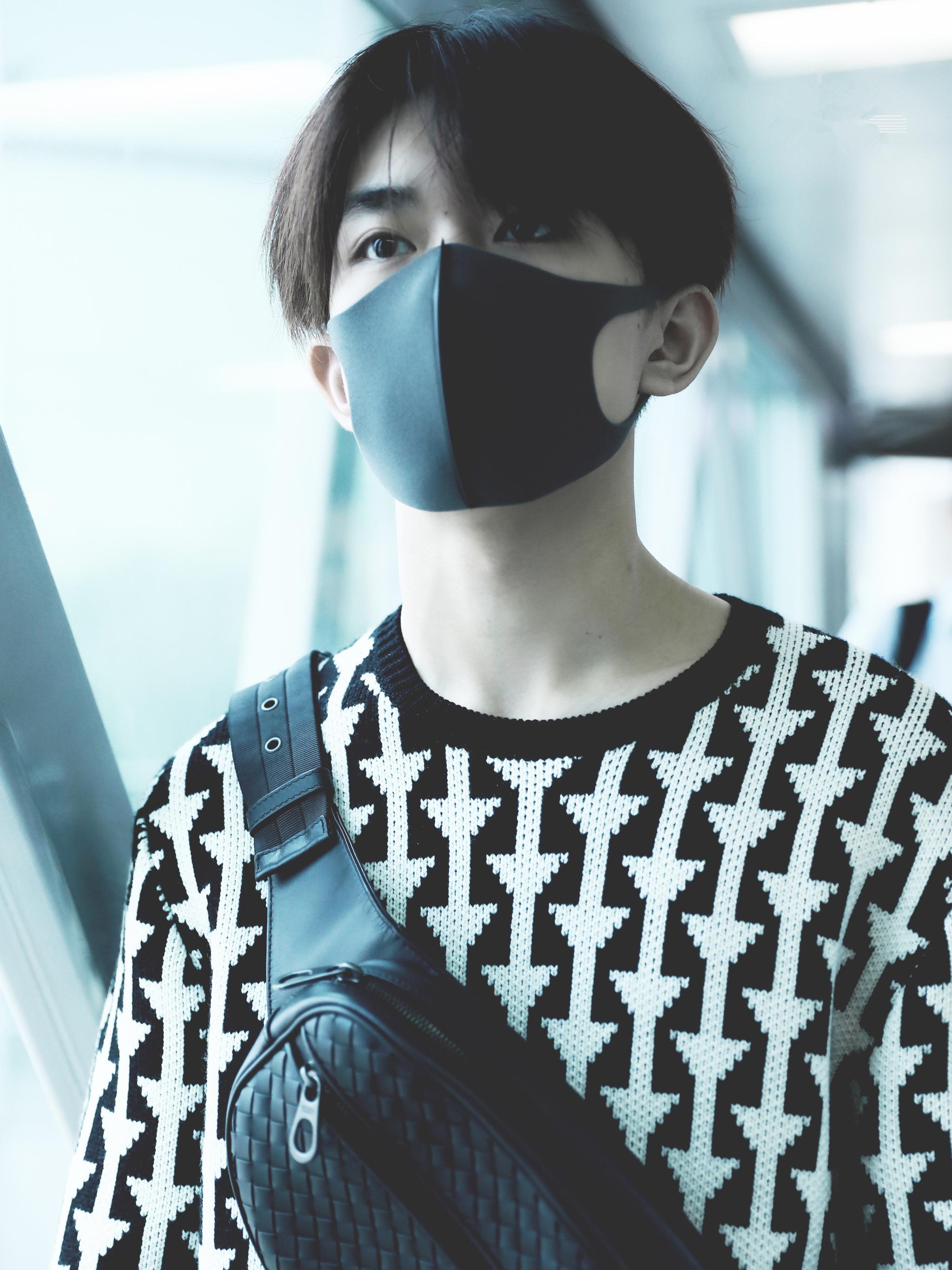 易烊千玺长发黑口罩变大佬,但是他又穿错衣服?