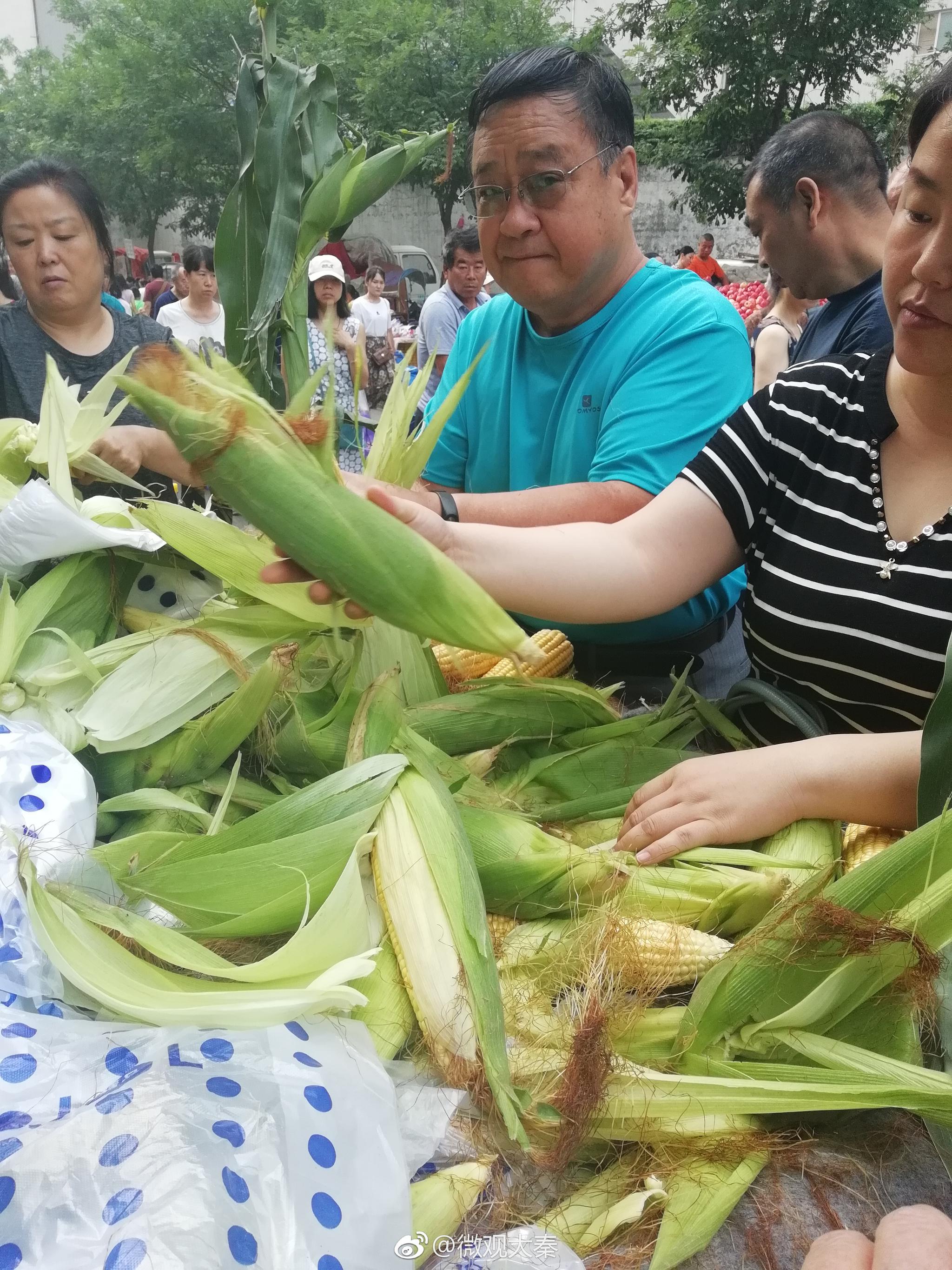 农民大哥学古人做实物广告 车上插玉米杆卖玉米棒吸引城里人疯抢