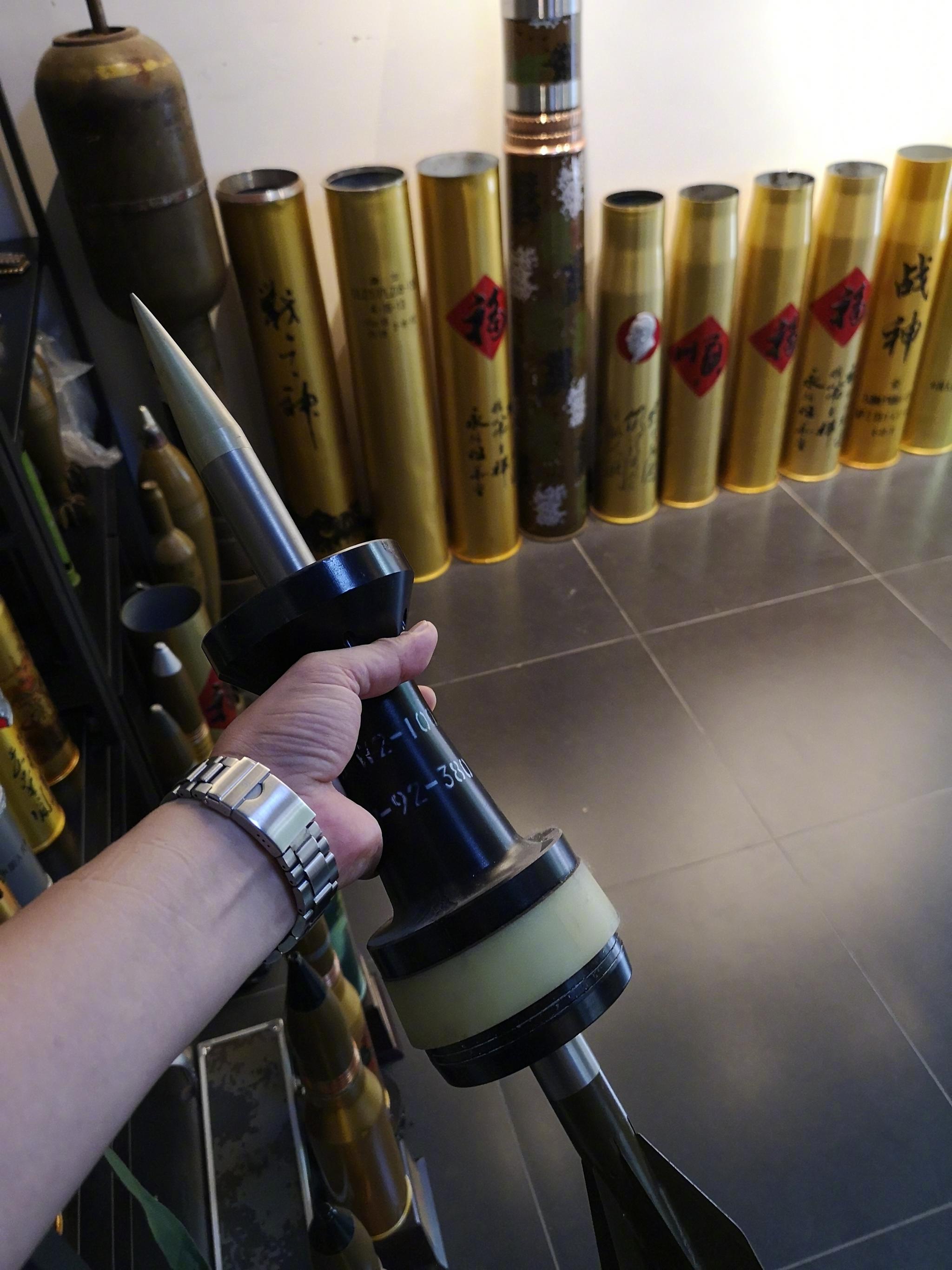 图①是我手持的100毫米突击炮所使用的长杆式尾翼稳定脱壳穿甲弹