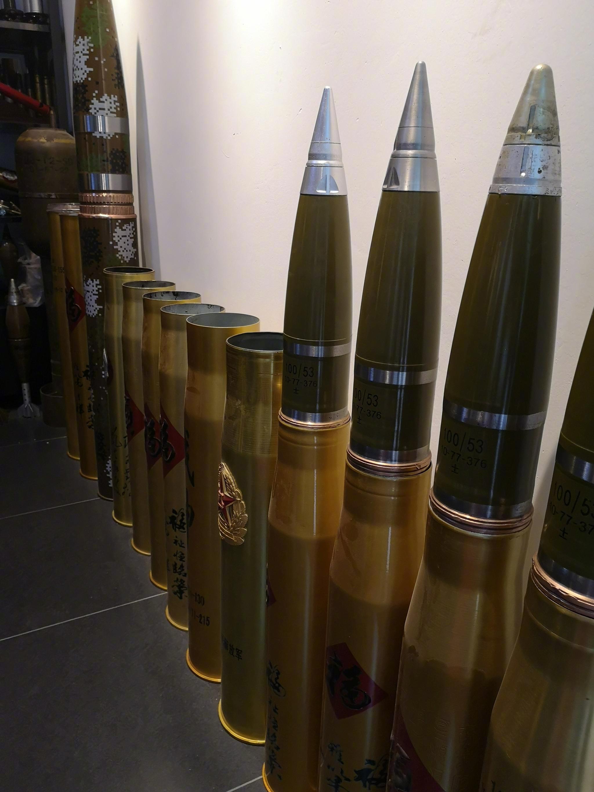 图①是我手持的100毫米突击炮所使用的长杆式尾翼稳定脱壳穿甲弹