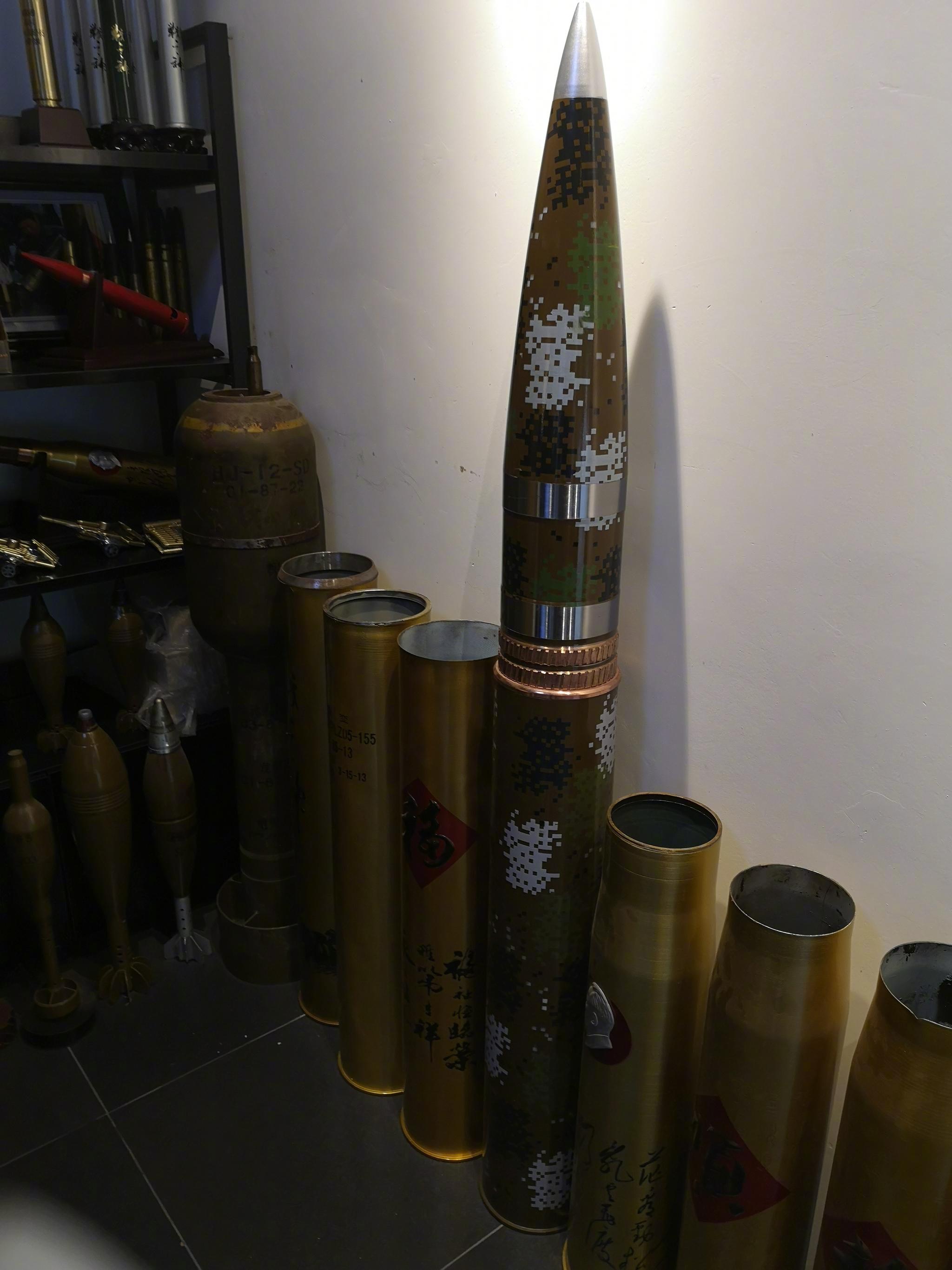 图①是我手持的100毫米突击炮所使用的长杆式尾翼稳定脱壳穿甲弹