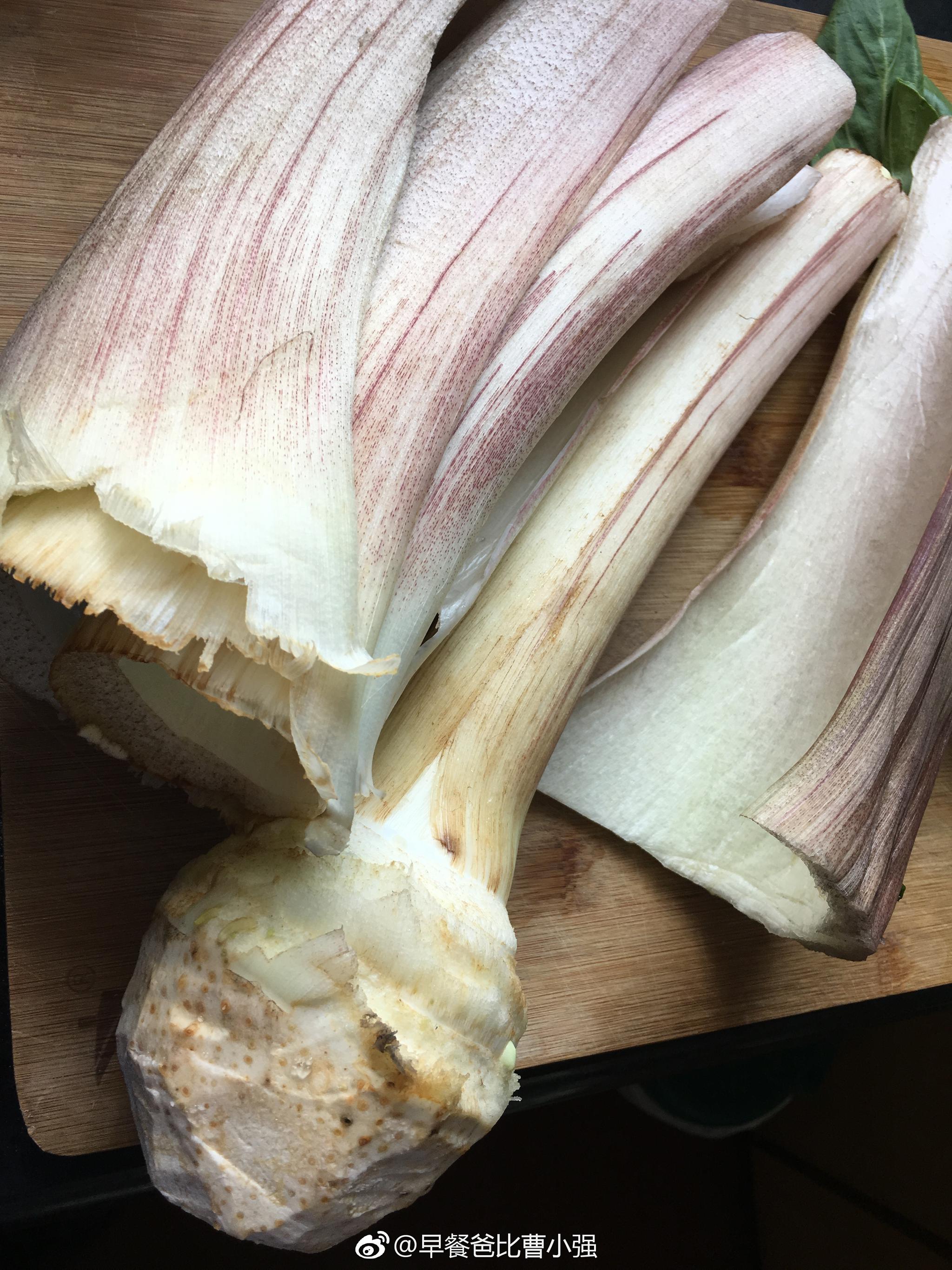 前两天的芋头很多朋友都答对了这就是一种芋头水芋头带蕻一起吃的