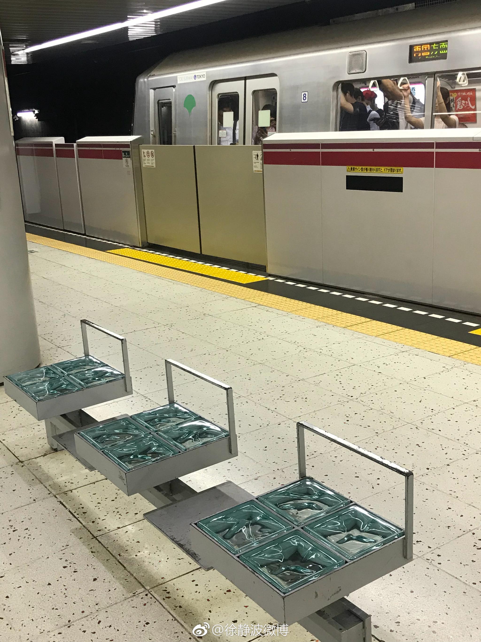 东京地铁车站的站台上,都有供乘客候车的椅子.经过赤羽桥车站