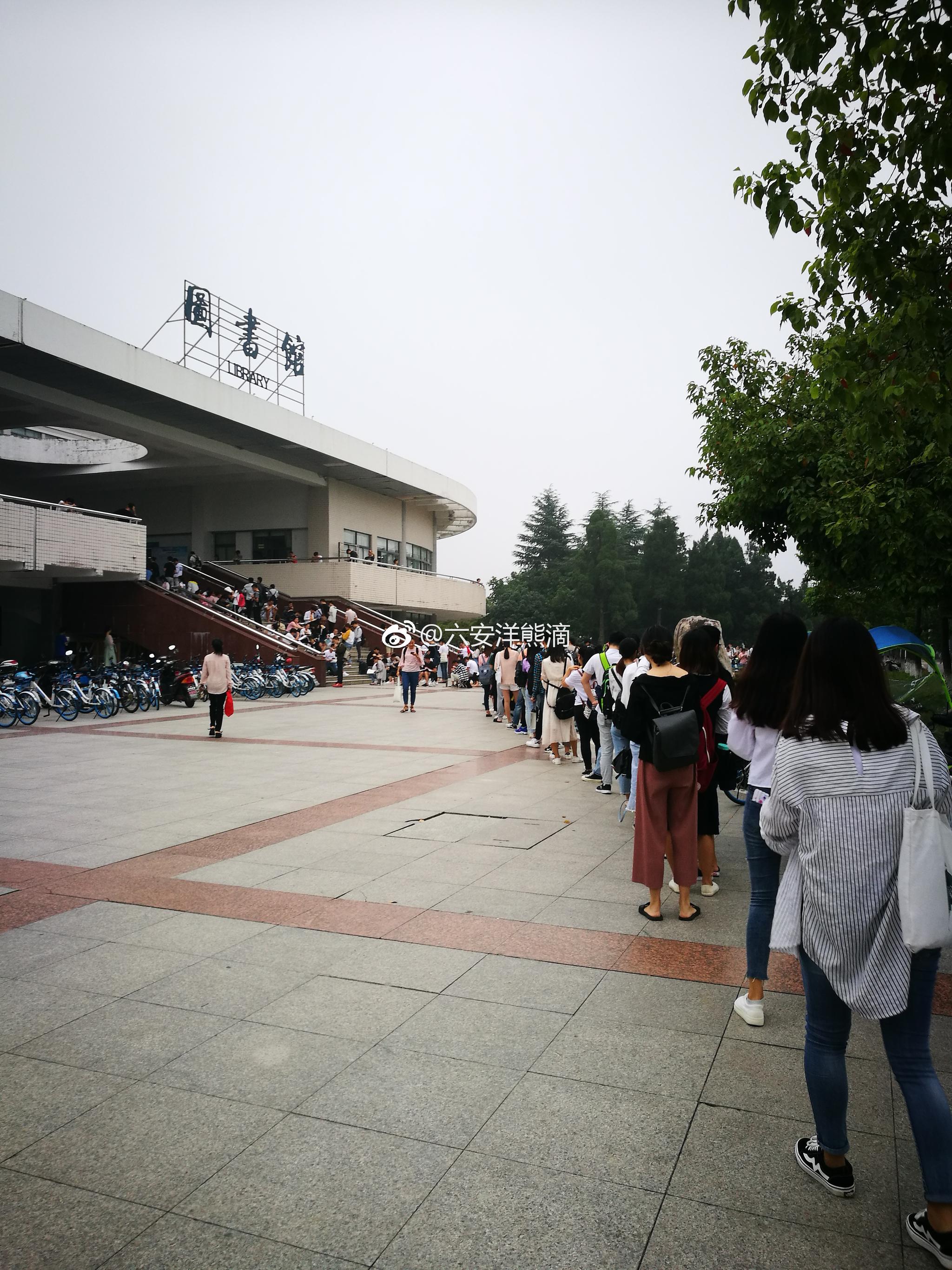 每天早晨皖院一景,皖西学院图书馆大门前,大学生排队等候8点开门进入