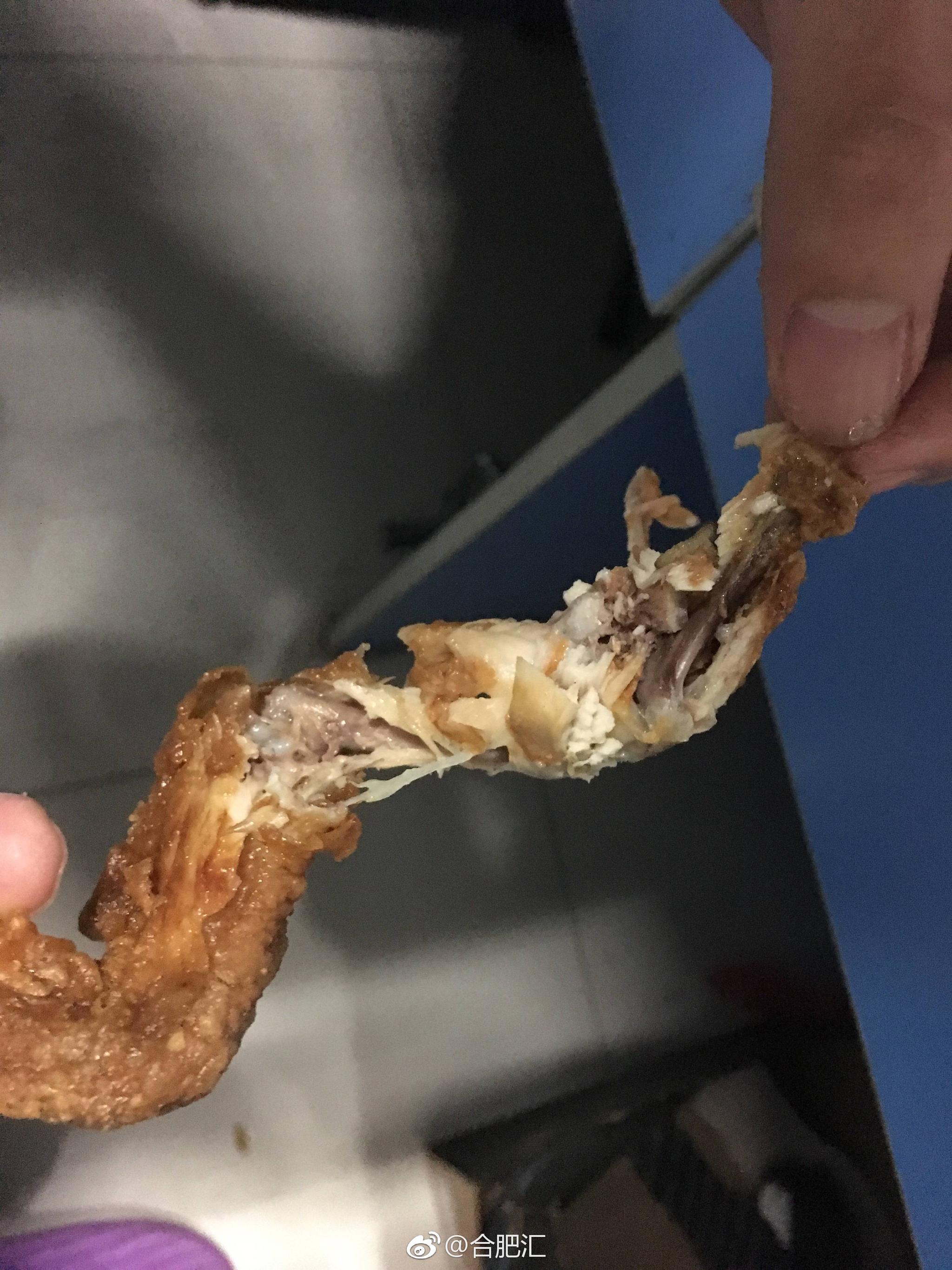 网友皮坎坎微博爆料吃鸡翅膀惊现一只蠕动的活蛆