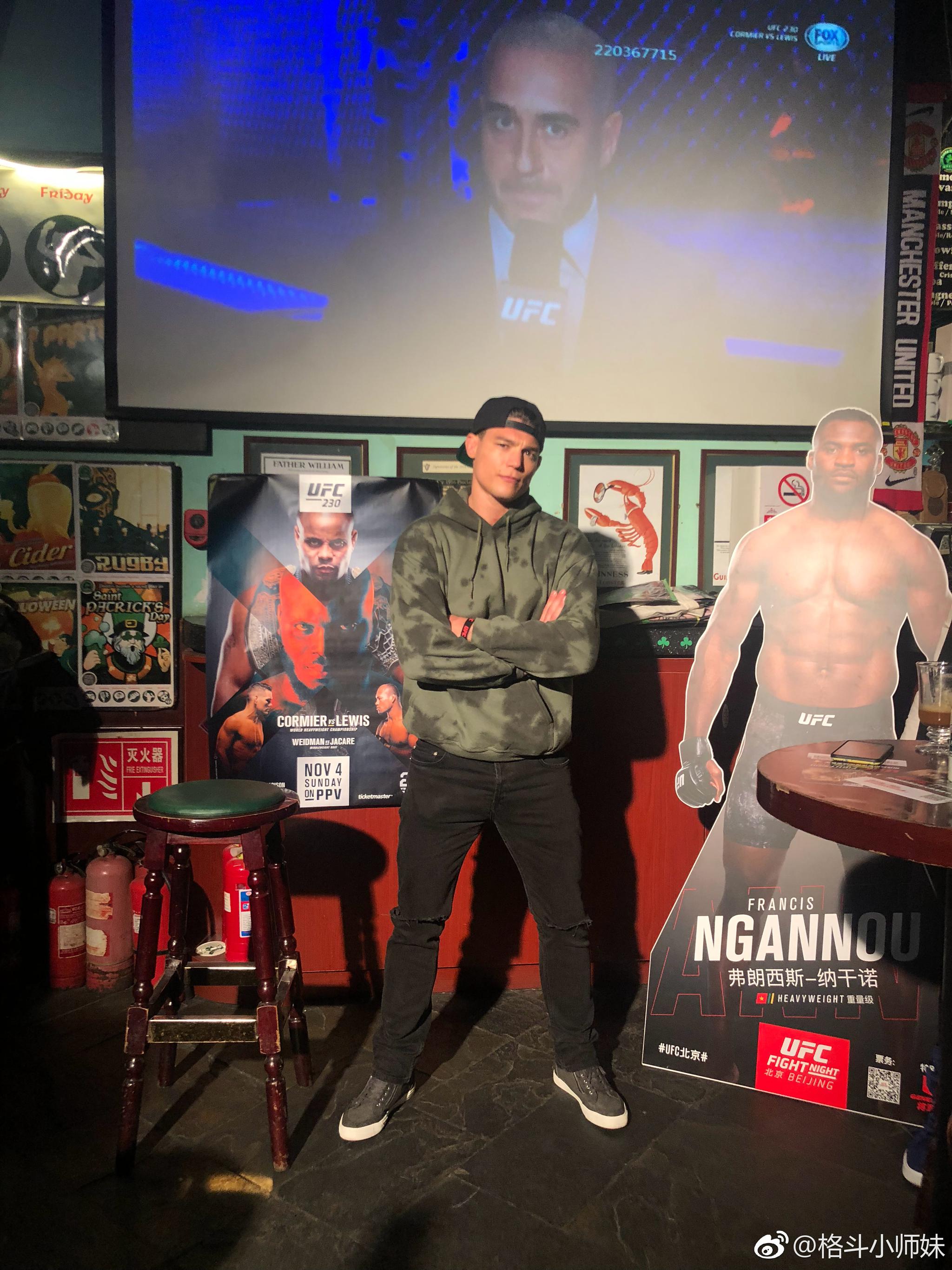 UFC北京线下观赛会现场，阿兰·乔班展示超模pose|乔班|阿兰|赛会|超模|UFC_新浪新闻