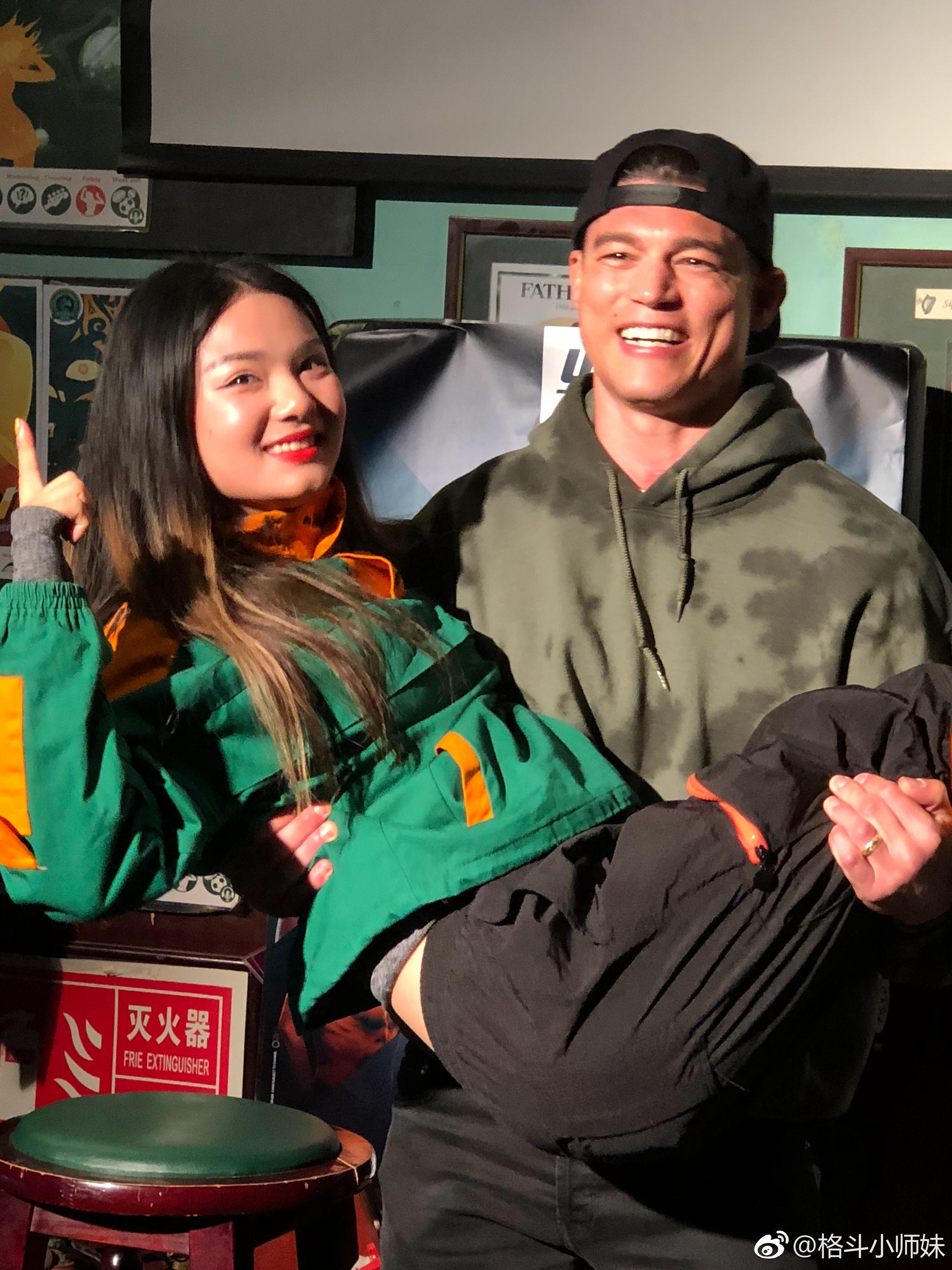 UFC北京线下观赛会现场，阿兰·乔班展示超模pose|乔班|阿兰|赛会|超模|UFC_新浪新闻