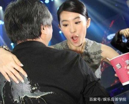 明星尴尬一幕陈小春起反应颖宝当电灯泡刘涛不小心肩带滑落