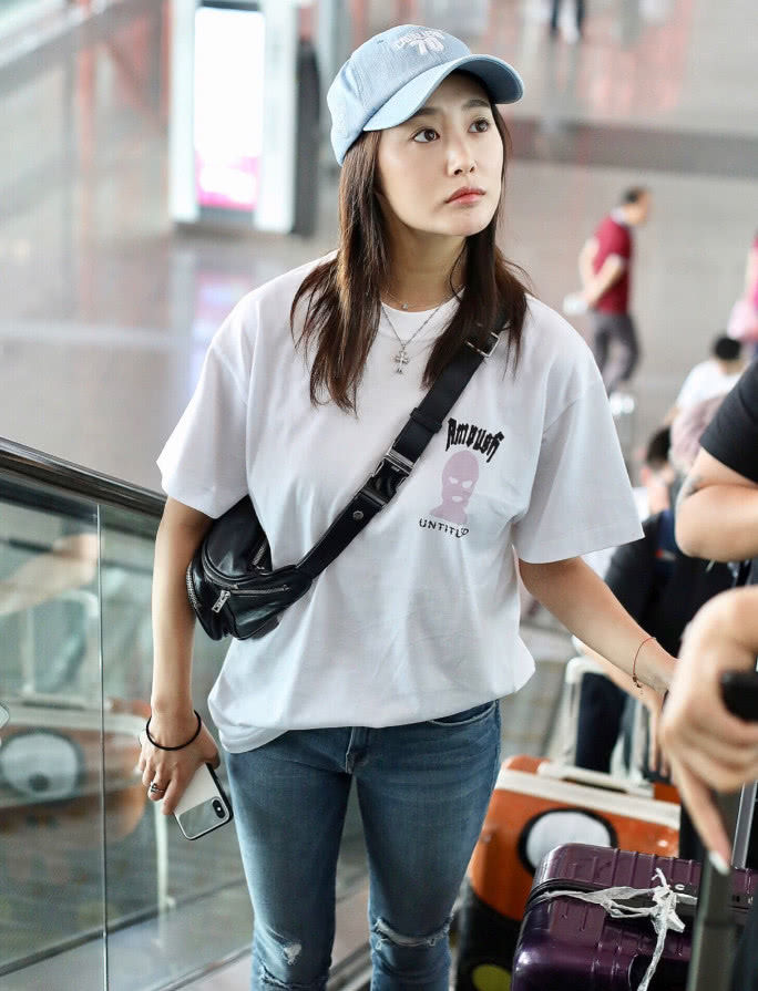 李纯打扮好朴素,这行李箱咋粘了一块"卫生纸",看了好想撕掉