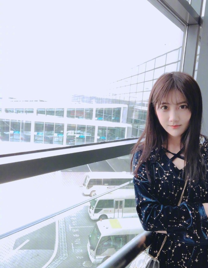 李艺彤晒俏皮自拍照网友这不是年轻加瘦版的玲花么
