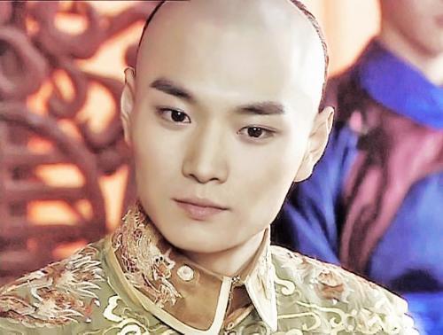 其实除了他们,还有一位演员也扮演过四爷,他扮演的四爷是很多人童年的