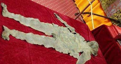 她会在杀死那些犹太人后,剥下他们的皮制成钱包,灯罩,票夹等艺术品