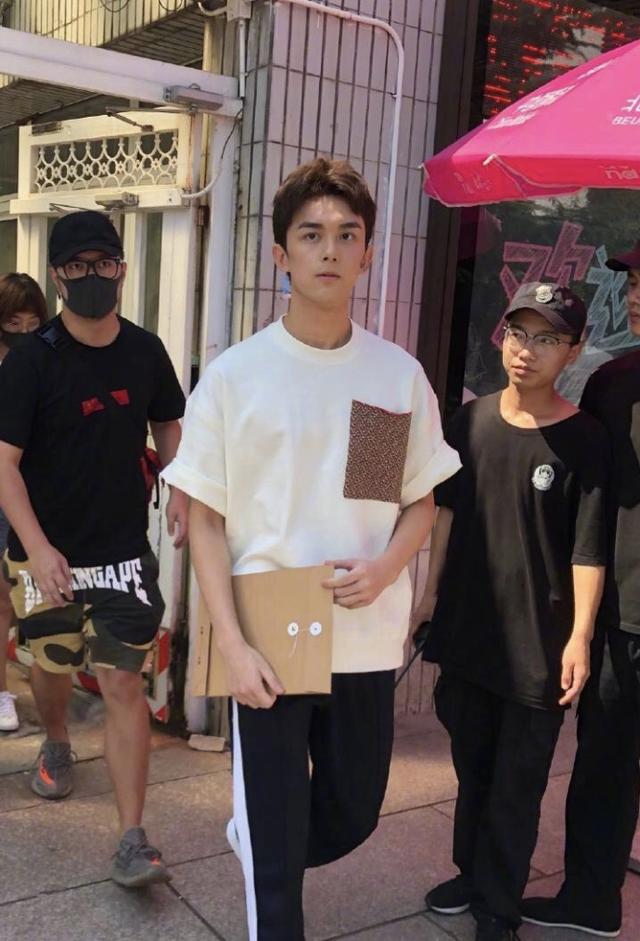 吴磊北电报到未p照曝光,脸比宋祖儿小一圈,但这眉毛也画太粗了