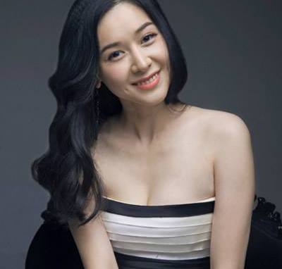 甄锡本人是一个很有才的女生,她的长相属于那种温婉大气类型的,带有