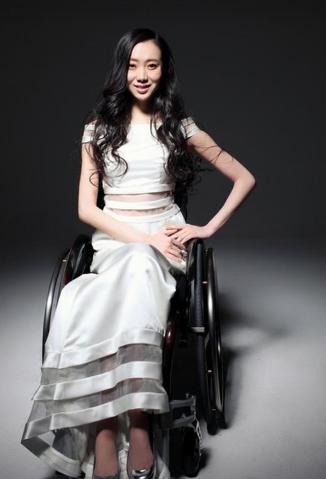 张艺谋最对不起的人本来是谋女郎现下半辈子都离不开轮椅了