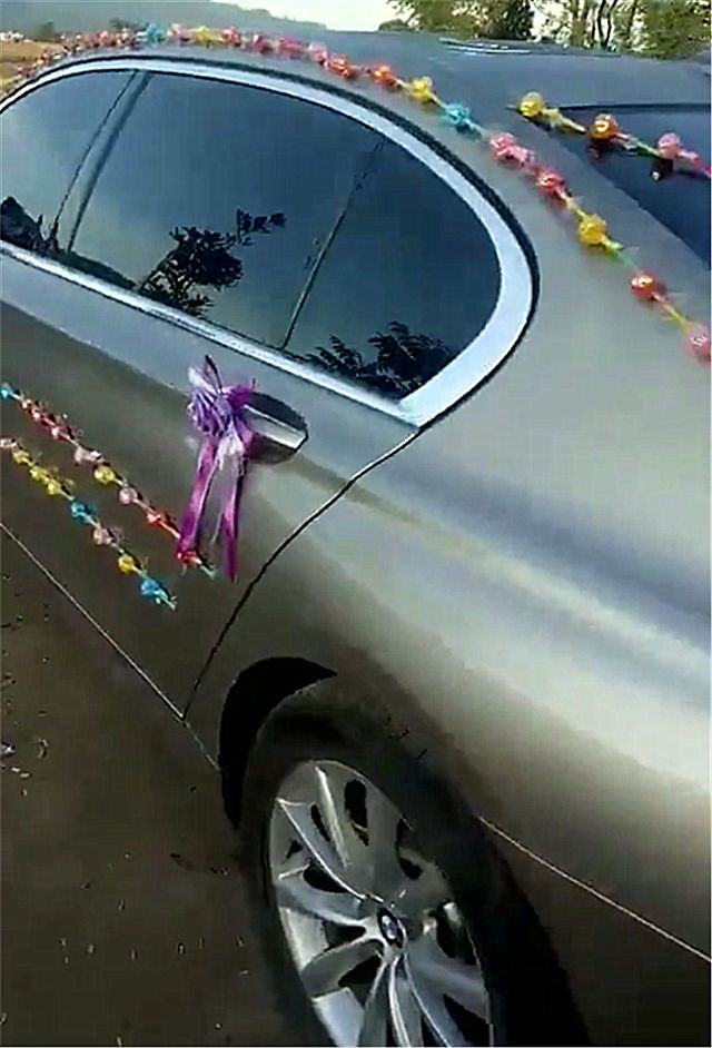 贵州一辆宝马7系婚车,车身被粘999颗棒棒糖,象征"天长地久"-新浪汽车