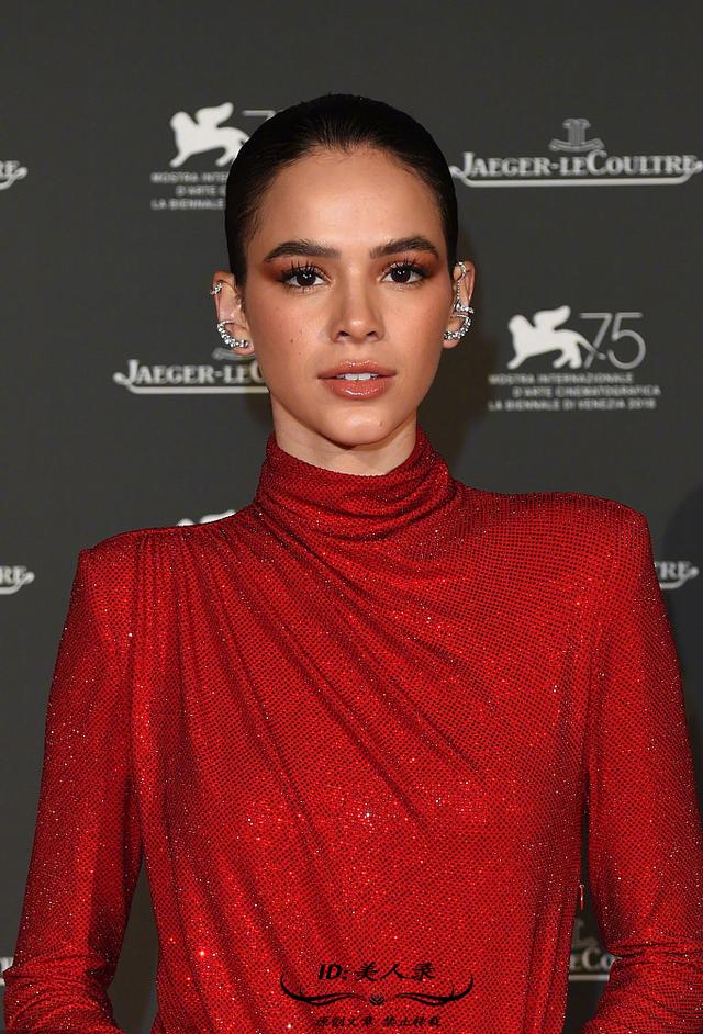 内马尔女友布鲁娜出席红毯,频抛飞吻,笑容太可